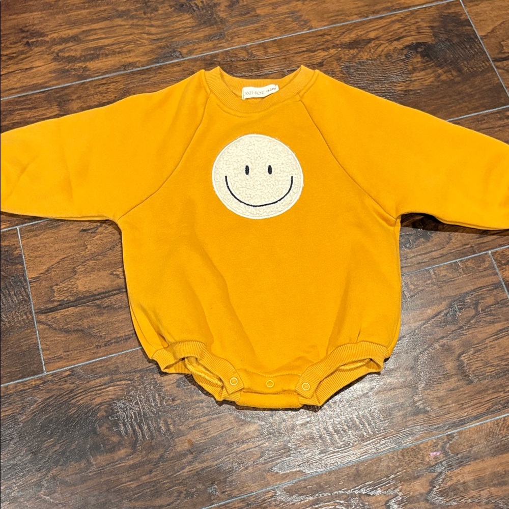 Axel & Rose Sherpa Smile Face Bubble. NWOT